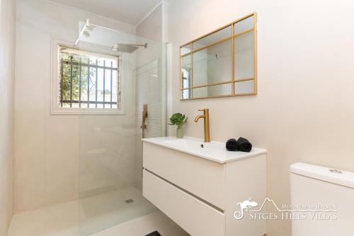 Un baño de Villa Caliza in Cunit with Private Pool and large garden - air conditioning in bedroom
