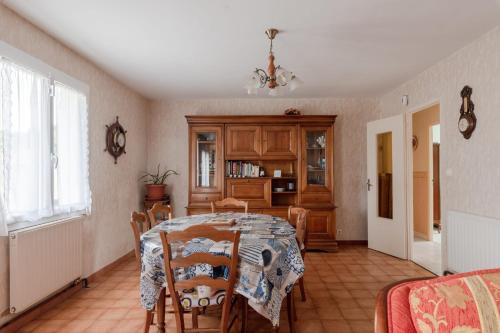 une salle à manger avec une table et des chaises dans l'établissement Fantasia - Parking - Wifi, à Mindin