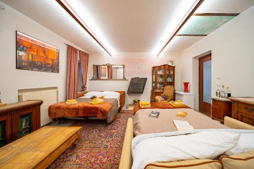 Una habitación con tres camas y una mesa dentro. en Casa Bianca, en Castelnuovo