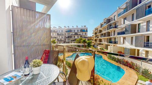 Apartamento Tulipán en Dénia Urb Marina Real III Terraza, varias piscinas y gimnasio cerca de la playa Las Rotas