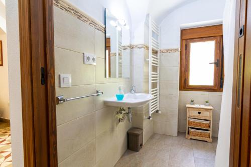 ein Badezimmer mit Waschbecken und Spiegel in der Unterkunft Apartamentos Rurales Tía María in Mata de Alcántara