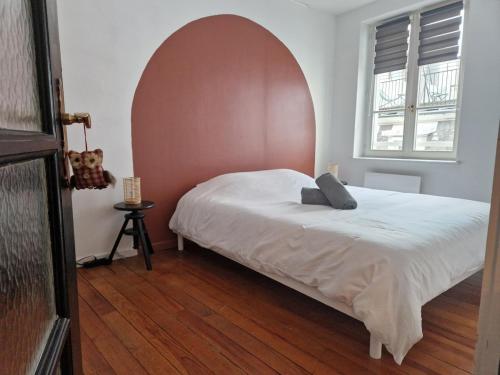 une chambre avec un grand lit avec une arche à l'intérieur dans l'établissement Saint Etienne - Agréable T2 quartier Cathédrale, à Strasbourg