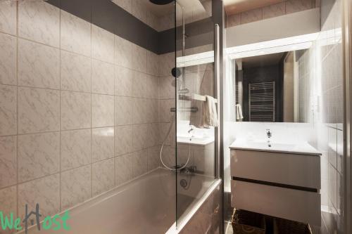 une salle de bain avec une baignoire, un lavabo et une douche dans l'établissement Saint Etienne - Agréable T2 quartier Cathédrale, à Strasbourg