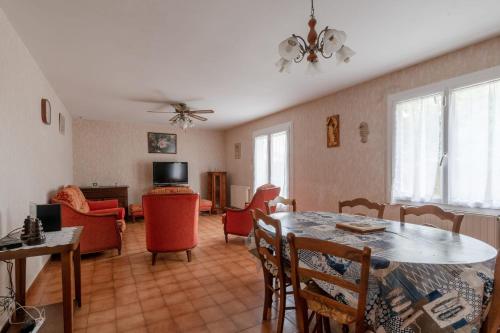 Una sala de estar con mesa y sillas y un comedor. en Fantasia - Parking - Pet friendly, en Mindin