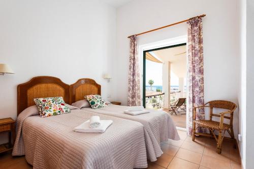 En eller flere senge i et værelse på Villa Ana