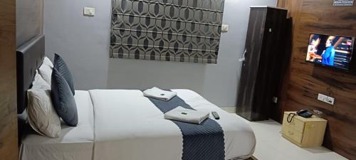 um quarto com uma cama com uma gravata em Hotel Grand View - Pimple Saudagar em Chinchwad