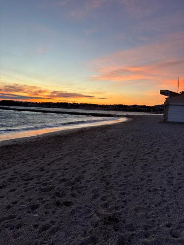 Photo de la galerie de l'établissement 37m2 Rénové - Centre Ville Idéal pour 2, à Six-Fours-les-Plages