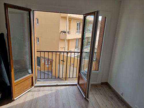 Photo de la galerie de l'établissement 37m2 Rénové - Centre Ville Idéal pour 2, à Six-Fours-les-Plages