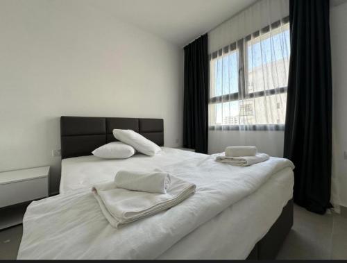 Un pat sau paturi într-o cameră la Caesar Resort Atilius 58