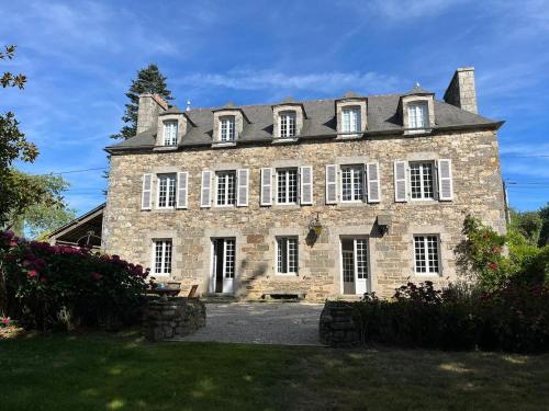 - un grand bâtiment en pierre avec des volets blancs dans l'établissement Grande Capitainerie en bord de Rance, à Plouër-sur-Rance