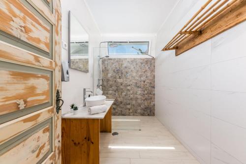 Ένα μπάνιο στο Kali Vice Surf Villa