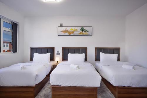 Postel nebo postele na pokoji v ubytování Empire Inn