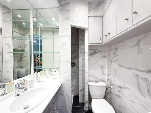 une salle de bain blanche avec des toilettes et un lavabo dans l'établissement One bedroom cozy apartment in Suquet - Cannes, à Cannes