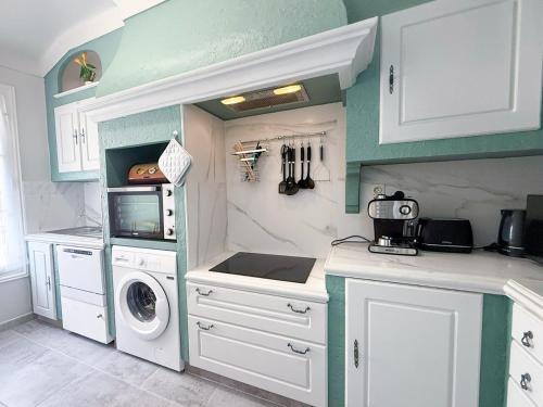 Il comprend une cuisine équipée d'un lave-linge et d'un sèche-linge. dans l'établissement One bedroom cozy apartment in Suquet - Cannes, à Cannes