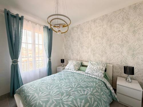 - une chambre avec un lit doté de rideaux bleus et d'un lustre dans l'établissement One bedroom cozy apartment in Suquet - Cannes, à Cannes