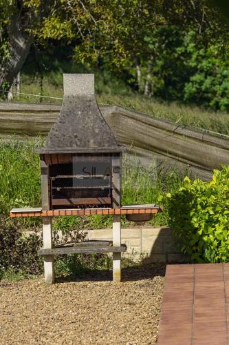 a bird house sitting on top of a bench at El Balcón Del Profesor By Silastur in Cereceda