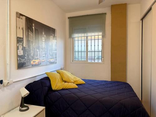 Posteľ alebo postele v izbe v ubytovaní Apartamento Huelin, A 5 MINUTOS A PIE DE LA PLAYA