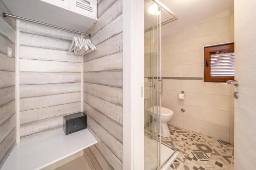 un bagno con doccia e WC di Apartment Porto with Terrace a Baška