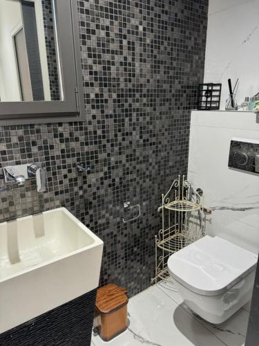 une salle de bain avec des toilettes blanches et un lavabo dans l'établissement Villa contemporaine 4 chambres 1 bureau, à La Ciotat