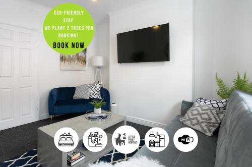 a living room with a couch and a tv at Two Bedroom House By Littlepiggyrentals Short Lets & Serviced Accommodation Chesterfield Central With Free Parking in Chesterfield