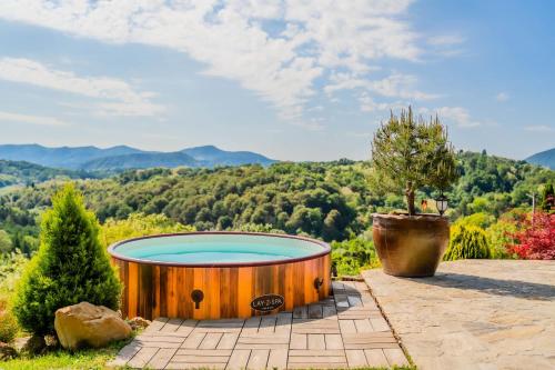 トラコシチャンにあるCastle View Haven With Wellness And Pool - Happy Rentalsの眺めの良い庭のジャグジー浴槽