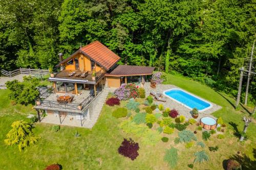 トラコシチャンにあるCastle View Haven With Wellness And Pool - Happy Rentalsのプール付きの家の航空写真