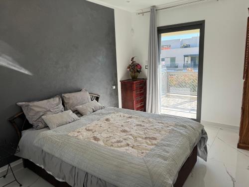 une chambre avec un grand lit et une fenêtre dans l'établissement Villa contemporaine 4 chambres 1 bureau, à La Ciotat