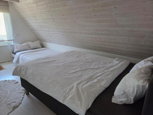 Una cama o camas en una habitación de Kaldeni majutus