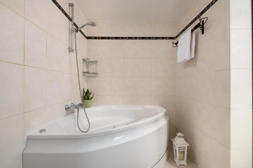 Ένα μπάνιο στο Villa Annatoli