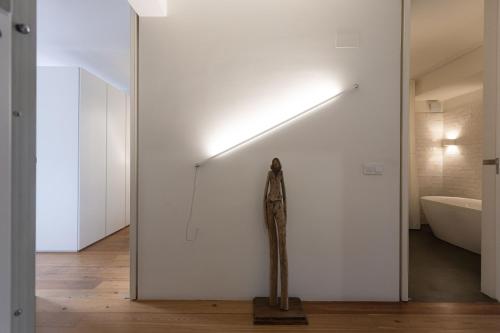 a room with a light on the wall and a statue at Design in Liberdade - 2 bedroom Apartment, Marquês Pombal in Lisbon