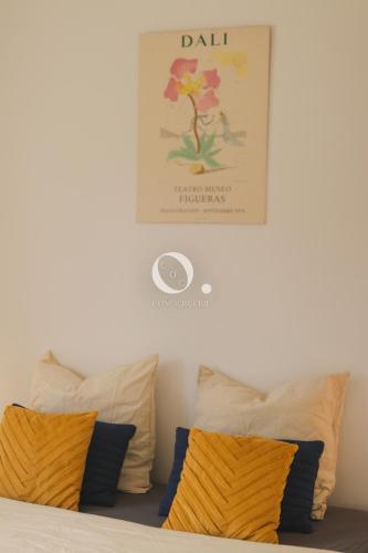 une photo d'une fleur au-dessus d'un lit avec des oreillers dans l'établissement COC - Les Pélicans, à Wissant