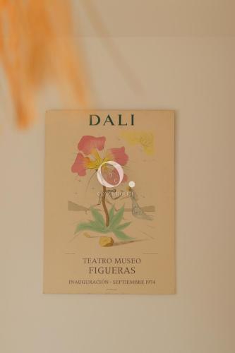 un livre avec une photo d'une fleur sur lui dans l'établissement COC - Les Pélicans, à Wissant