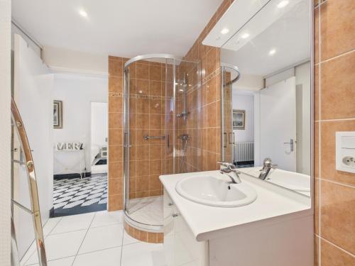 a bathroom with a sink and a shower at Piscine chauffée, plage à 700m, maison pour 6 in Pléneuf-Val-André