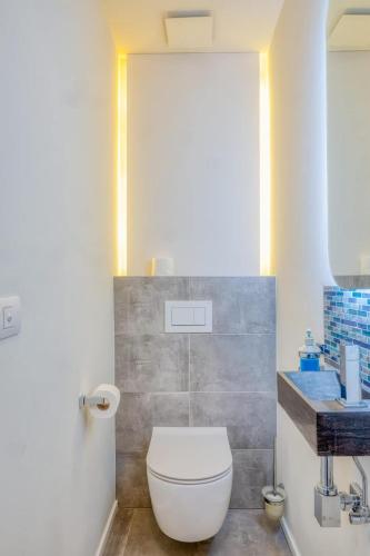Ένα μπάνιο στο Stunning duplex apartement in the center De Haan