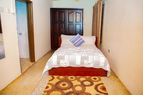 Ένα ή περισσότερα κρεβάτια σε δωμάτιο στο Holy Trinity Guest House