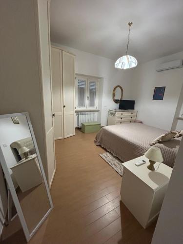 a small bedroom with a bed and a mirror at La casina di Karol in Ronciglione