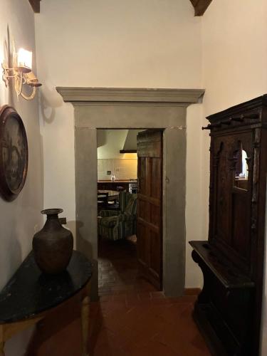 a living room with a vase sitting on a table at Agriturismo Le Pozze in Dicomano