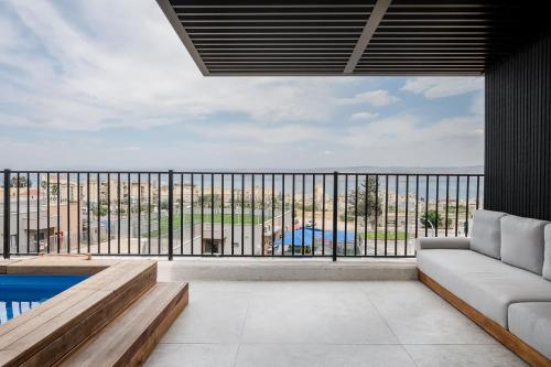 Posezení v ubytování Artemis Luxury Apartment with Private Pool and Stunning Views in Tiberias