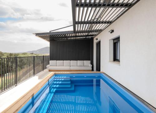 Bazén v ubytování Artemis Luxury Apartment with Private Pool and Stunning Views in Tiberias nebo v jeho okolí