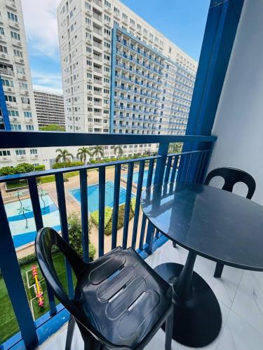 Μπαλκόνι ή βεράντα στο Affordable Staycation At Sea Residence Near Moa By Dona Flores
