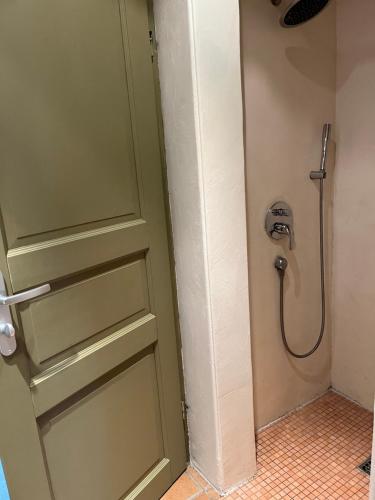 Bilik mandi di Idyllisches Apartment am Berliner Stadtrand