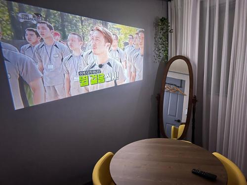 TV a/nebo společenská místnost v ubytování Annyeong House