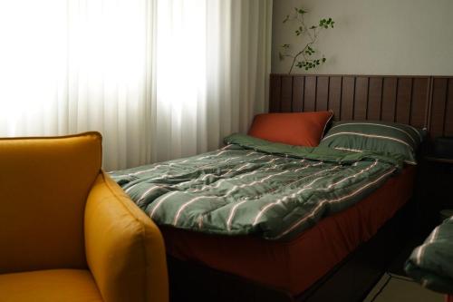 Postel nebo postele na pokoji v ubytování Annyeong House