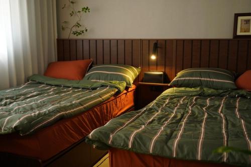 Postel nebo postele na pokoji v ubytování Annyeong House