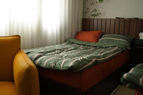 Postel nebo postele na pokoji v ubytování Annyeong House