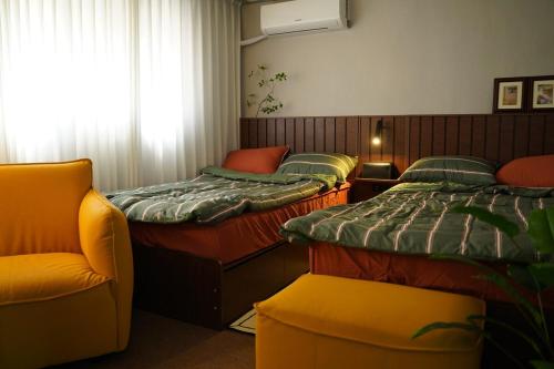 Postel nebo postele na pokoji v ubytování Annyeong House