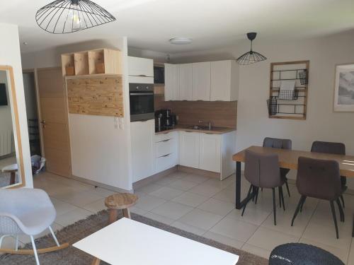 Η κουζίνα ή μικρή κουζίνα στο Appartement 3 étoiles pour 4 personnes avec piscine