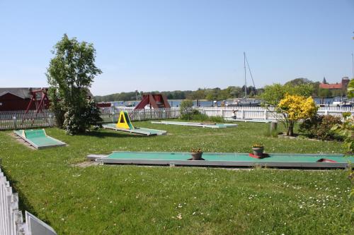 Zona de juegos infantil en Hotel Nysted Havn