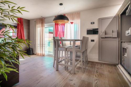 a kitchen and dining room with a table and chairs at LAltro John in Folgaria