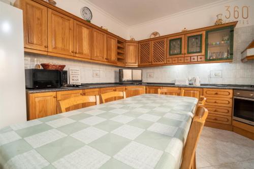 Kuchyň nebo kuchyňský kout v ubytování Spacious 3BR Maisonette with Terrace in Marsascala by 360 Estates